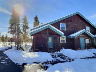 2 Bed Cabin Fireplace Lodgepole Pines - 4