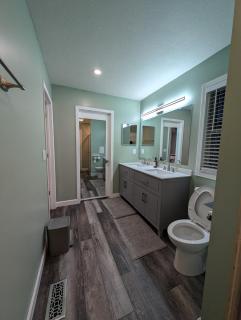 CulDeSec Home 4BR 3 Half Baths Sleeps 7 Jacuzzi tub - 2