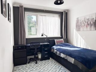 Bournemouth 2-Bedroom home with Balcony near Town - Bournemouth - 1