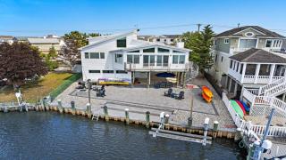 Sun-Kissed Beach House Your Off-Season Waterfront - 9