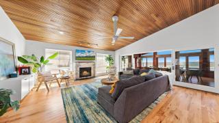 Sun-Kissed Beach House Your Off-Season Waterfront - 4