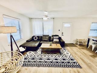 10 Beds, 2 Homes, Hot - Tub Near Downtown! - 0