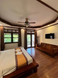 Queen Hotel - 1