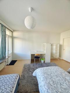 Cozy 2-Bedroom Apartment- 300m to Metro & Shops - 8