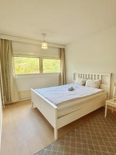 Cozy 2-Bedroom Apartment- 300m to Metro & Shops - 5