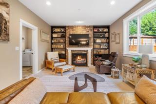 Lake Forest Retreat w Indoor & Outdoor Fireplaces - 9
