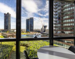 Docklands Luxury & Stunning Views - Pool, Gym, Yoga & Parking - 2