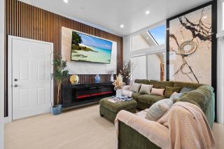 Entire Private 3BR - 2Bth w Yard, Parking, King Bed, Hot Tub - 6