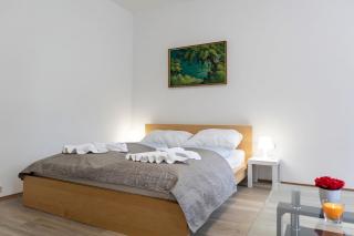 Sweet 2BR Apt, WIFI, Great Location In Vienna - 0