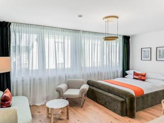 Chic City Apartment, 1BR for 2, Elegant Comfort - 0
