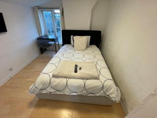 96TR Double bed bedroom - Edmonton green - 0