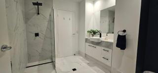 Large Pool Newly Renovated Apartment Walk to Whale watching and beaches - 1