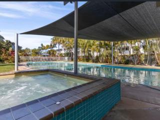 Large Pool Newly Renovated Apartment Walk to Whale watching and beaches - 7