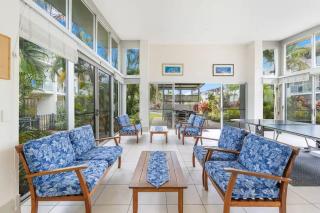 Large Pool Newly Renovated Apartment Walk to Whale watching and beaches - 3