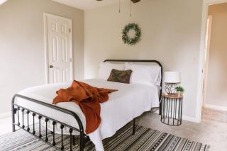 ~ The Cozy Farmhouse ~ | Sleeps 10+ | Farm Views - 9