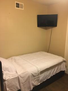 Garden View Cozy Studio unit WIFI single bed, kitchenette full Bathroom very private - 1