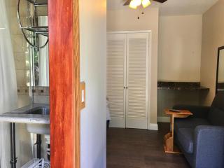 Garden View Cozy Studio unit WIFI single bed, kitchenette full Bathroom very private - 0
