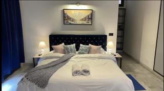 Taj Waves - A Luxurious Pool Villa - Agra - 5