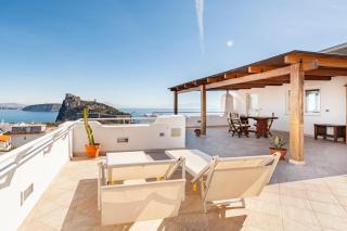 Mansarda con terrazza davanti castello aragonese - 0