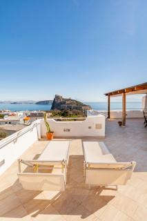 Mansarda con terrazza davanti castello aragonese - 8