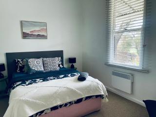 Updated Cottage on Large Sunny Block - 5 mins-CBD - 8