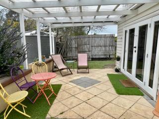Updated Cottage on Large Sunny Block - 5 mins-CBD - 7
