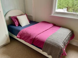 Updated Cottage on Large Sunny Block - 5 mins-CBD - 5