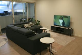 Stylish 1Bedroom Apartment with Study and Parking Near Sydney Airport - 3