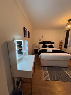 The Cozy Home - Ifield - 3