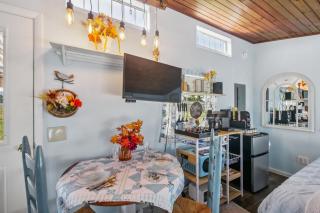 Cozy Tiny Home Retreat on Shenandoah Valley Farm cabin - 9