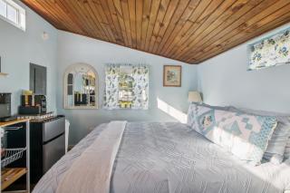 Cozy Tiny Home Retreat on Shenandoah Valley Farm cabin - 3