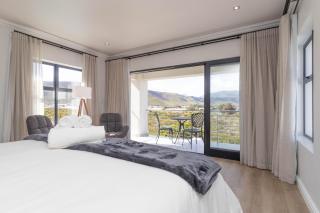 Relax in comfort and style with a swimming pool, aircons and braai room - 3