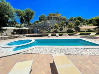 Pool, jacuzzi and events room - Charming villa in Umbria - sleeps 24 - lake view - 5
