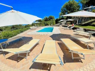 Pool, jacuzzi and events room - Charming villa in Umbria - sleeps 24 - lake view - 4