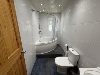 Contractors & Families Home for 7 - BD8 - Near University & City Centre - Driveway, Smart TV with Netflix app & Full Kitchen - 5