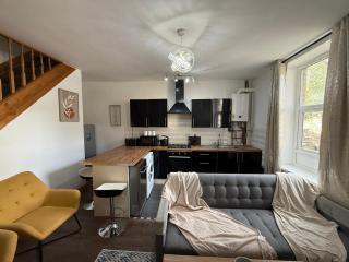 Bradford Serviced Accommodation - Apartments - 2 Bed House-Close To Centre - Hospital - Contractors - Business Travellers - Families - 4