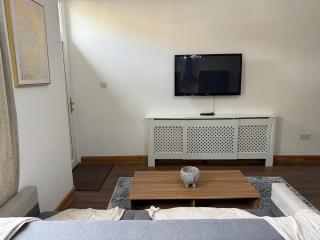 Modern Bradford 2BR Stay - Sleeps 7 - Free Parking & Fast WIFI - Near Hospital & City Access - 1