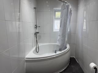 Bradford 2BR Modern Stay - Sleeps 7 - Near Hospital & City Access - Free Parking & Fast WIFI - Bradford - 1