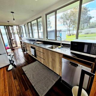 Jerrinja - Absolute waterfront with jetty - 5 mins to Hyams Beach - 4