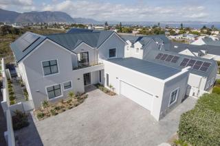 Relax in comfort and style with a swimming pool, aircons and braai room - 9