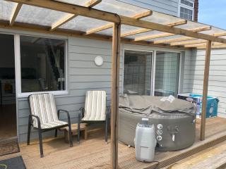 10 mins from Gatwick, jacuzzi, 8 persons - 5