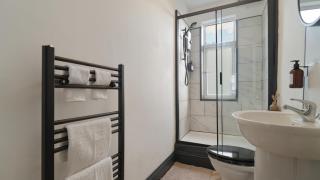 Cozy Sheffield Retreat 3BR, 2BA, Parking & WiFi - 4