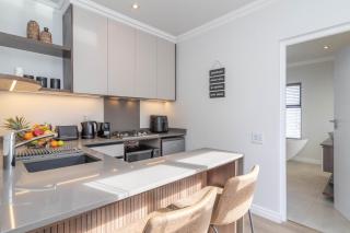 Executive 1 bedroom Cottage, with aircon, king size bed and modern bathroom - 5