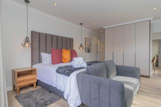 Executive 1 bedroom Cottage, with aircon, king size bed and modern bathroom - 0