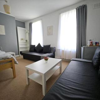 Modern Family Room for 6 in Central London - 1