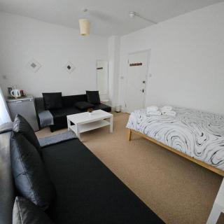 Modern Family Room for 6 in Central London - 2