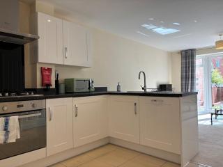 4BR Home - Gym - 2BA - Free Parking - En-suite - Near LGW Airport - 6