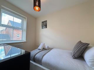 4BR Home - Gym - 2BA - Free Parking - En-suite - Near LGW Airport - 5