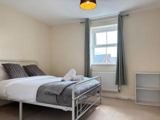 4BR Home - Gym - 2BA - Free Parking - En-suite - Near LGW Airport - 1