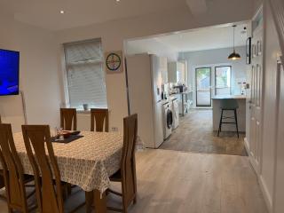 Spacious John York House & Parking - 9